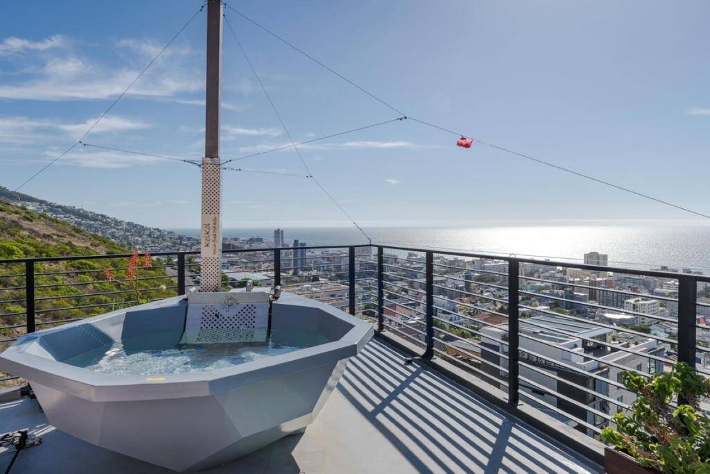 Rooftop hot tub with Atlantic Ocean view in Sea Point, Cape Town